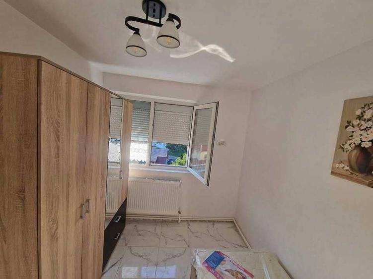 Apartament cu 3 camere semidecomandat în Mioriței