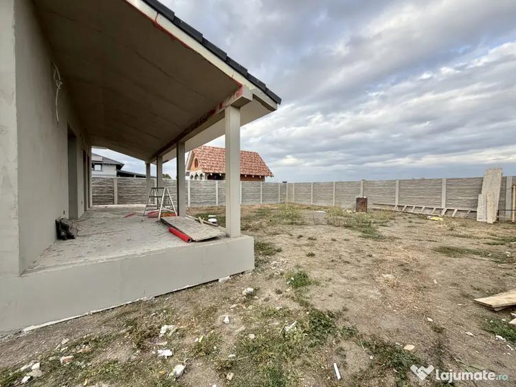 Casă cu 4 camere cu Teren 533 Mp în Sânmihaiu Român