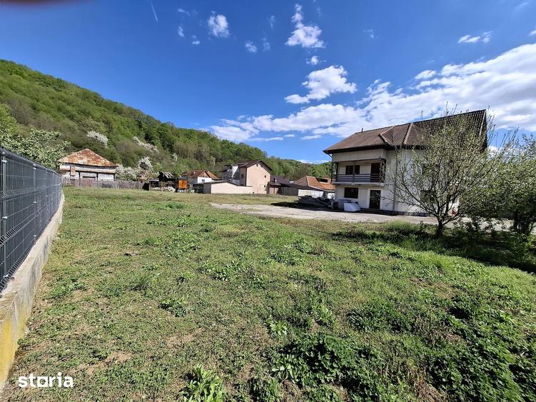 Casă cu 6 camere cu Teren 3329 Mp în Central