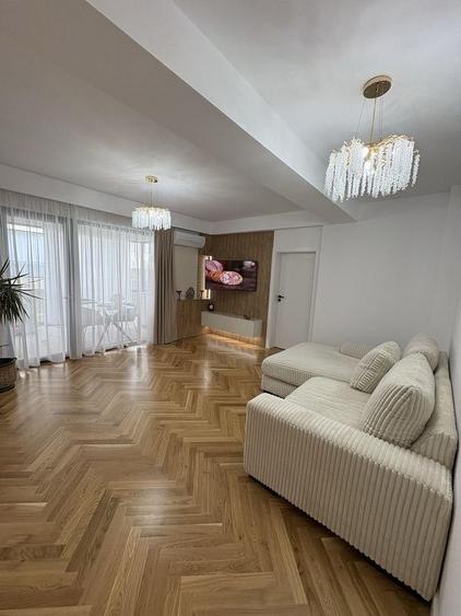 Apartament cu 4 camere decomandat, mobilat în Central