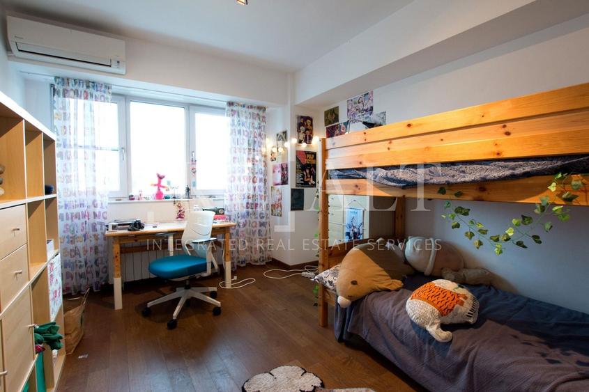 Apartament cu 3 camere semidecomandat, mobilat în P-ța Victoriei