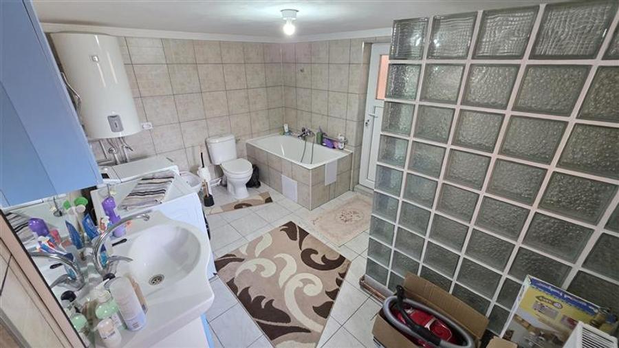 Casă individuală cu 7 camere cu Canalizare în Răcășdia