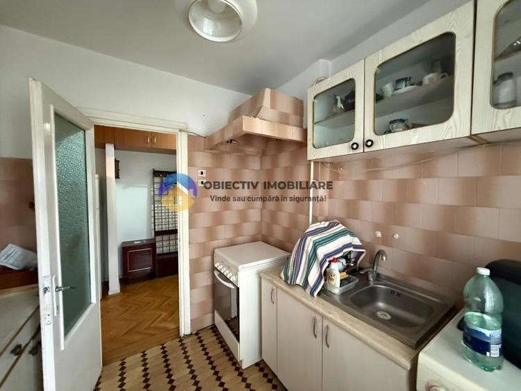 Apartament cu 3 camere semidecomandat, mobilat în Central