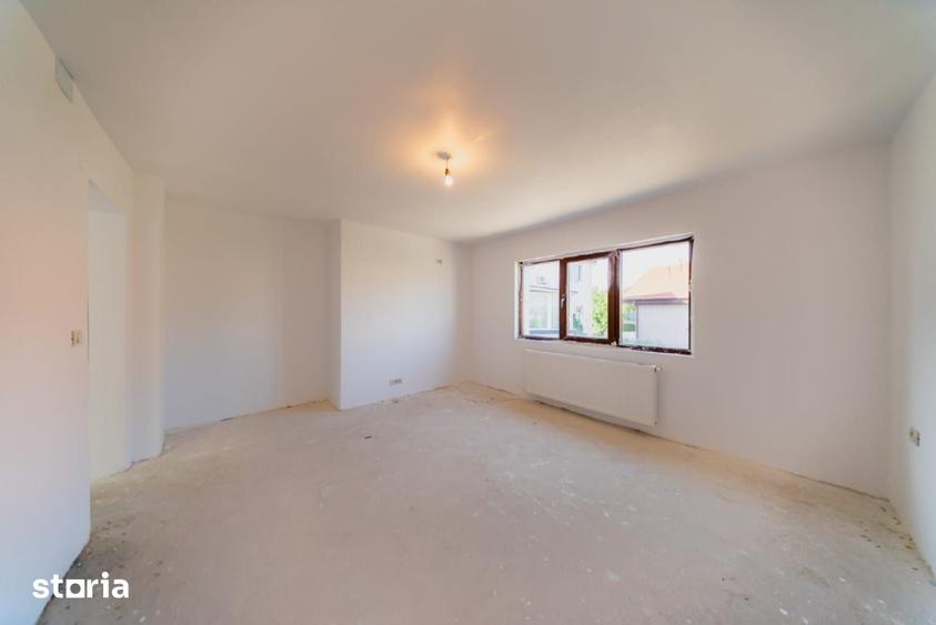 Casă cu 4 camere cu Teren 220 Mp în Intim
