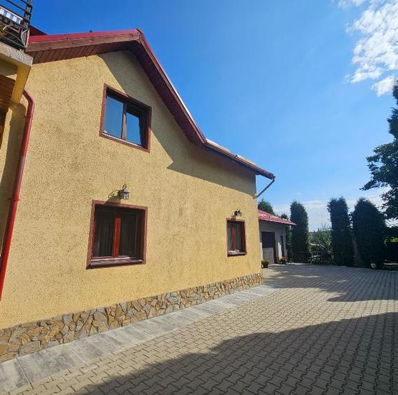 Casă individuală cu 7 camere cu Teren 1723 Mp în Hărman