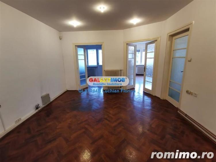 Apartament cu 4 camere decomandat în Calea Victoriei