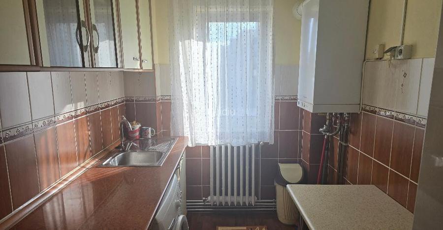 Vand apartament 2 camere in Deva, Piata Centrala, decomandat, mobilat