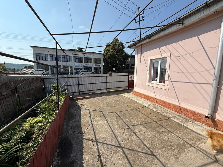 Casa E85, Podu Iloaiei, la strada - 4