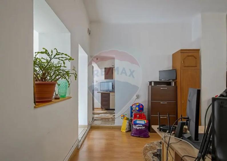 Casa spatioasa cu teren generos, in zona centrala a Sacel... - 3