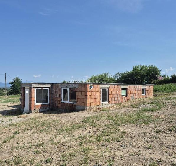 Coas, casa la rosu