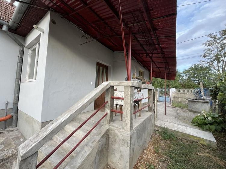 Casă cu 3 camere decomandat în Bogata