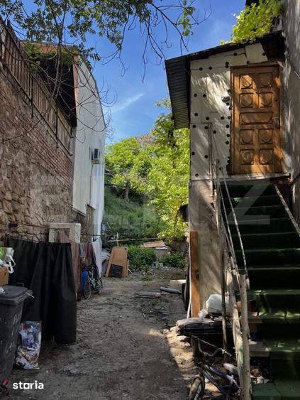 Casă cu 10 camere cu Teren 1030 Mp în Liești