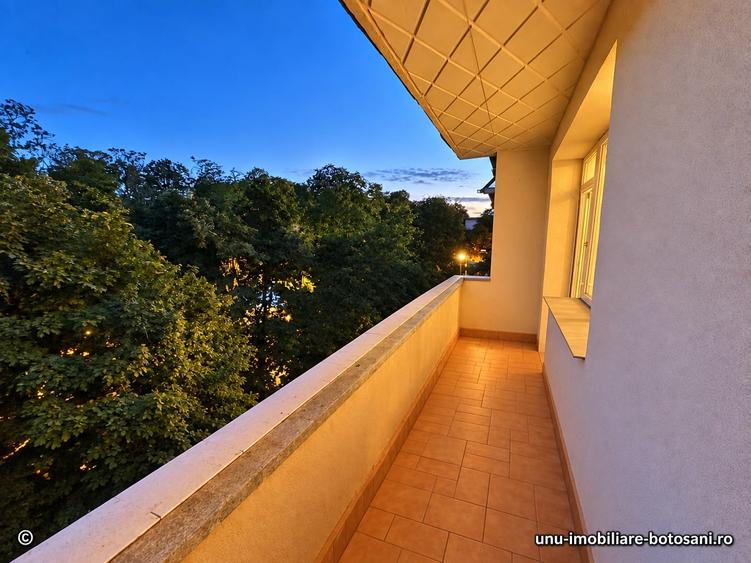 Apartament cu 4 camere semidecomandat în Central
