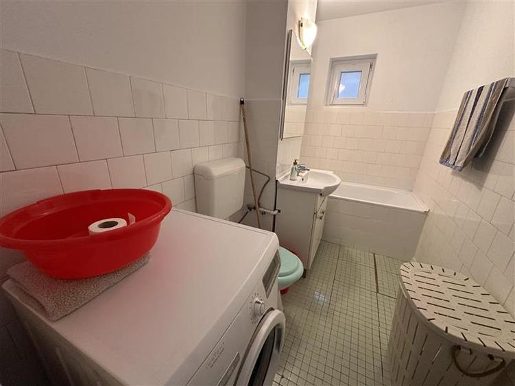 Apartament cu 3 camere semidecomandat în Lipovei