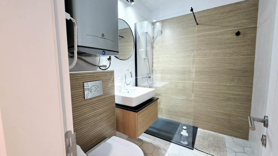 Apartament cu 3 camere semidecomandat, mobilat în Unirii