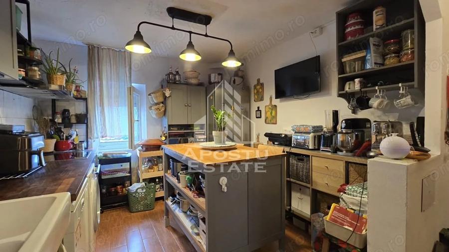 Apartament cu 3 camere semidecomandat în Bucovina