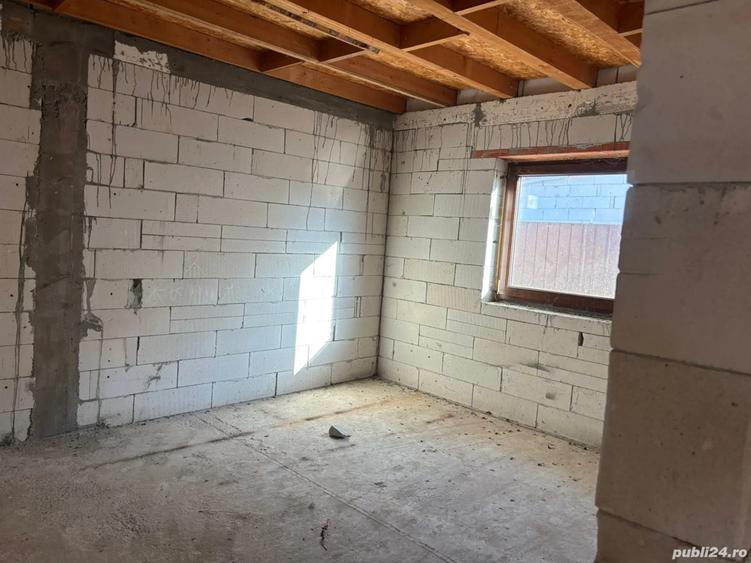 Vand casa la rosu cu tamplarie PVC - 9