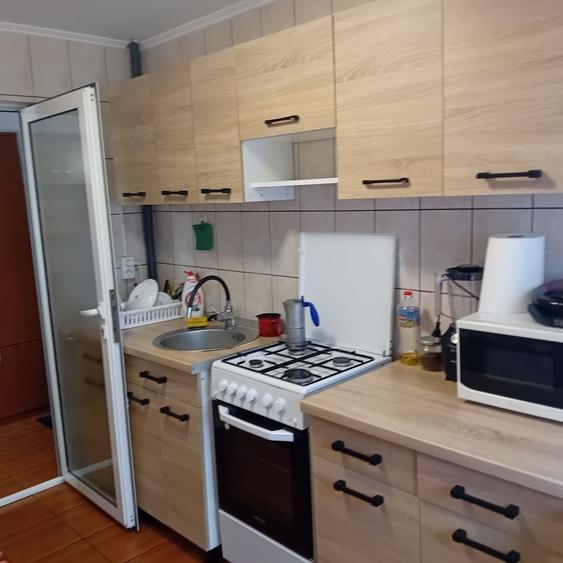 Apartament cu 3 camere decomandat în Podu Roș