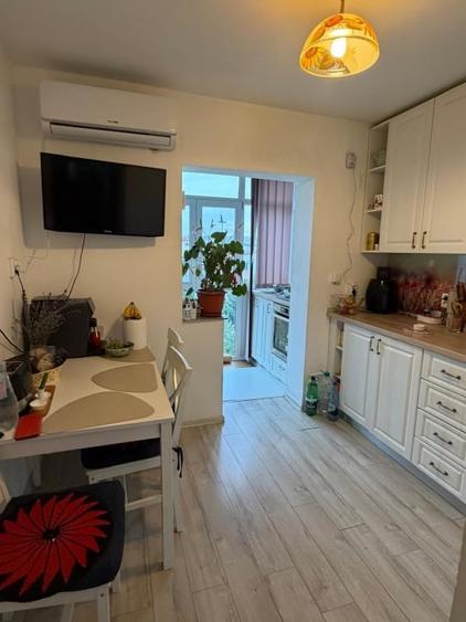 Apartament cu 3 camere decomandat, mobilat în Valea Rosie