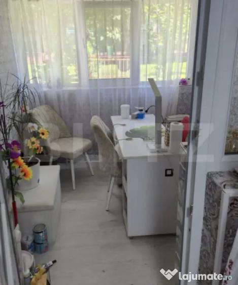 Apartament cu 3 camere semidecomandat în Podu Roș