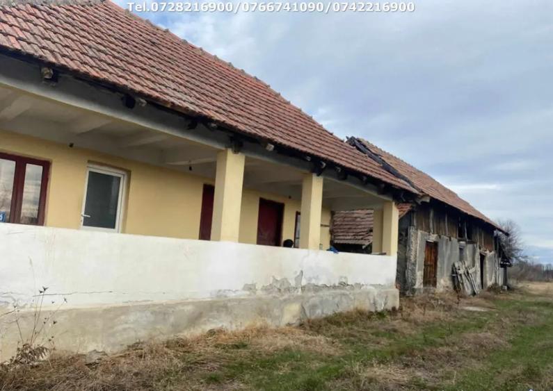 Casa situata in orasul Targu-Carbunesti , Localitatea Flor - 4