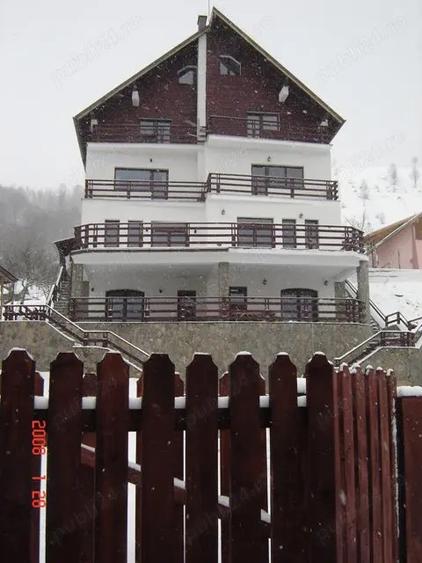 Pensiune 12 camere D+P+E+M+Pod situata in sat Moeciu de Jos, Brasov - 1
