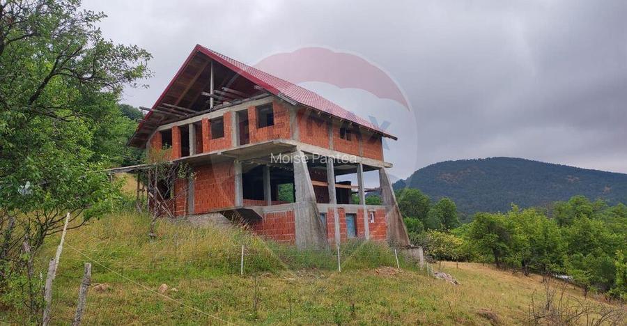 Casa de vacanta cu 6 camere de vanzare Suncuius