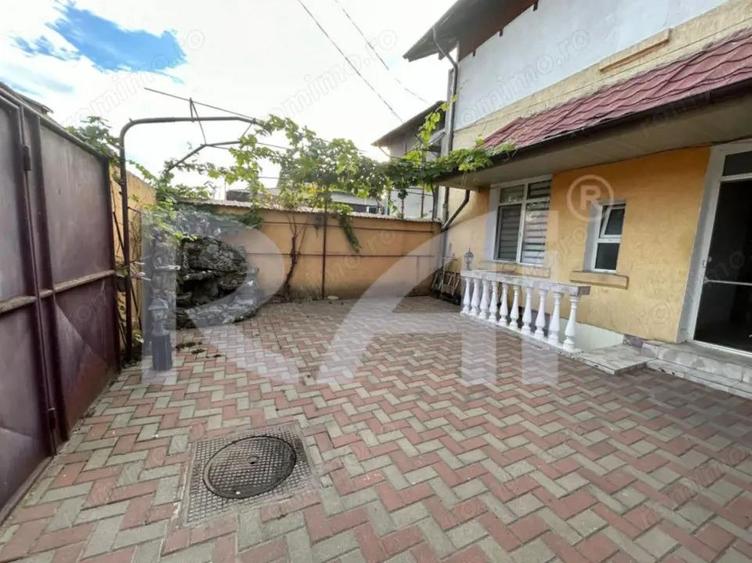 Vad comercial Pia?a Garii casa 3 camere + curte - 2