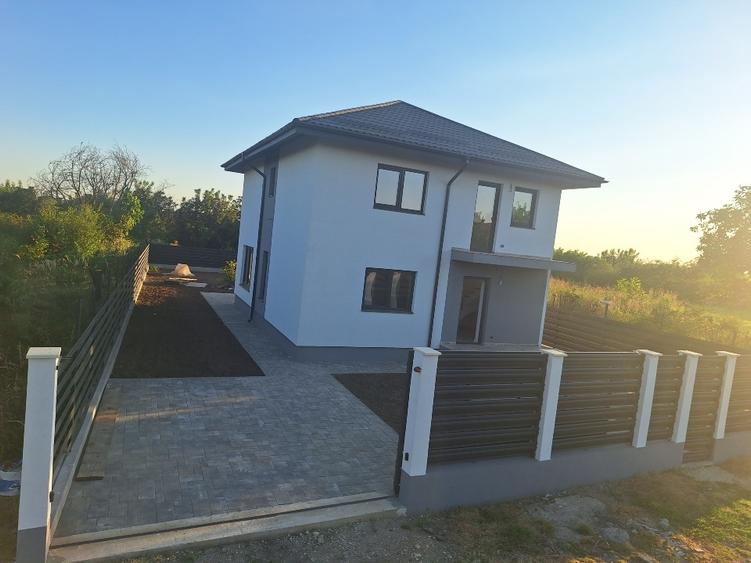 Casă individuală cu 5 camere cu Garaj în Central