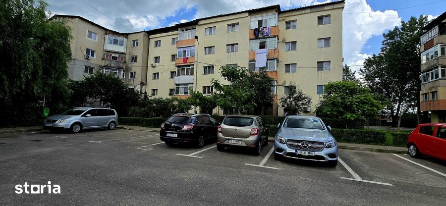 Apartament cu 3 camere decomandat în Micro 12