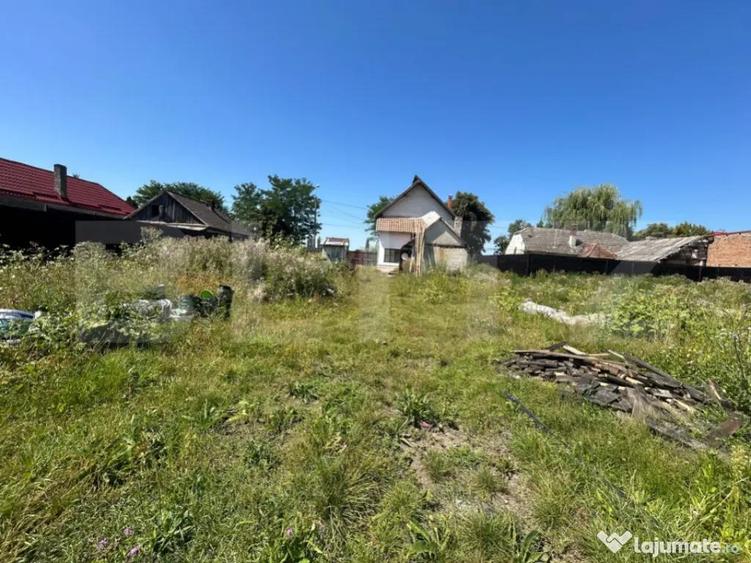 Teren ingradit si casa la rosu - 1