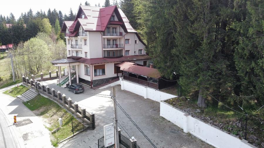Predeal - Inchiriez PENSIUNE de 1000 MP pe Str. TREI BRAZI nr. 64 - 1