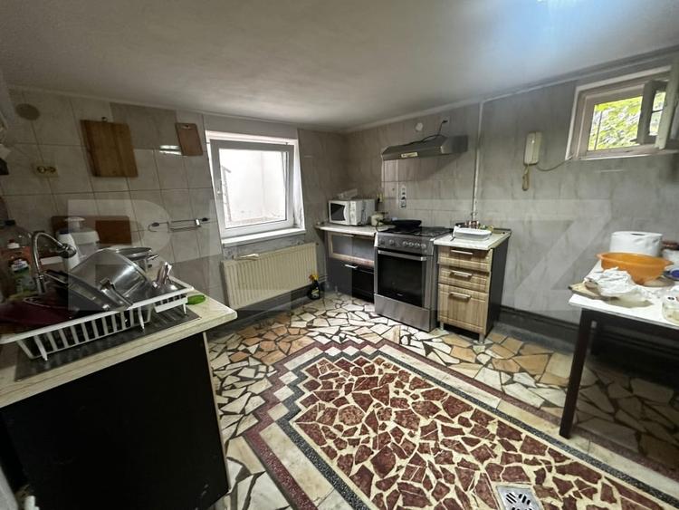 Casă individuală cu 8 camere cu Canalizare în Cetate