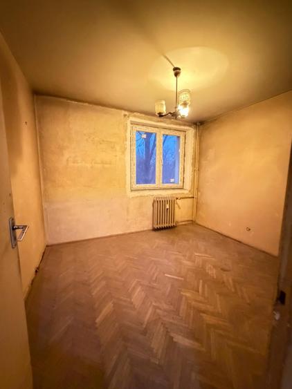 Titan, la 5 minute metrou Costin Georgian, pe intrarea Muncii, bloc 1977 - 3