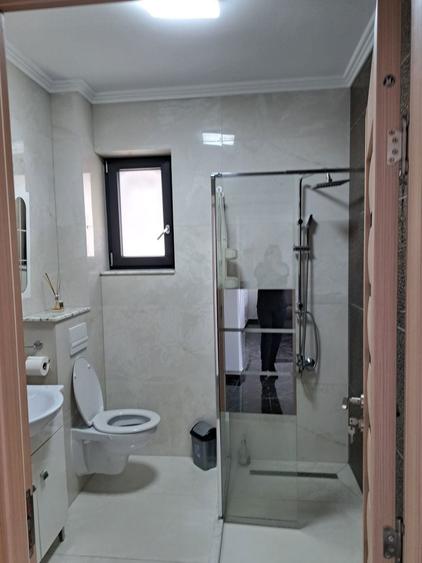 Inchiriez apartament 3 camere , loc de parcare inclus , in zona AFI - 6
