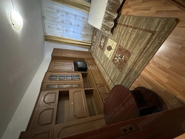 Inchiriez Garsoniera 24mp in zona Piata Tractorul , et.1