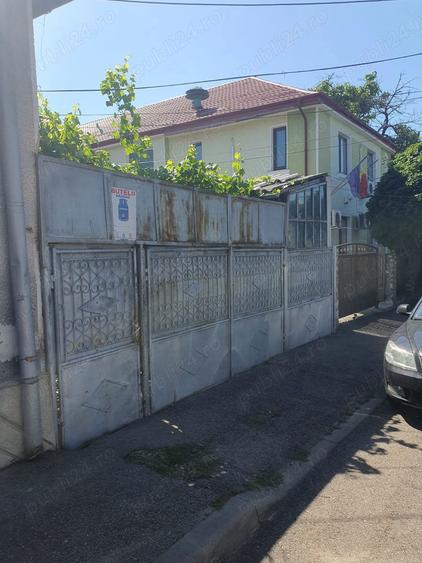 Duplex(curte comuna) ---Zona Centrala--- la pret de apartament - 4