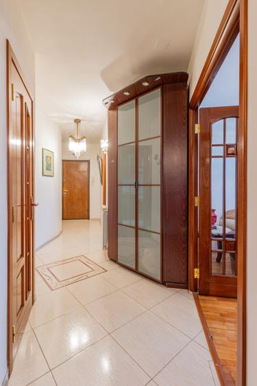 Apartament cu 4 camere decomandat, mobilat în Tineretului