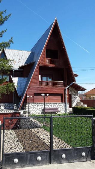 Casă cu 8 camere cu Teren 2473 Mp în Găgeni