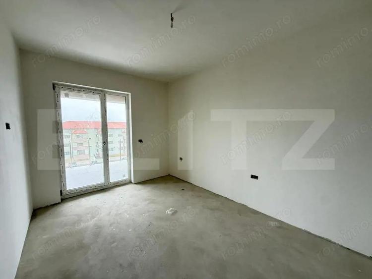 Apartament cu 3 camere semidecomandat în Soarelui
