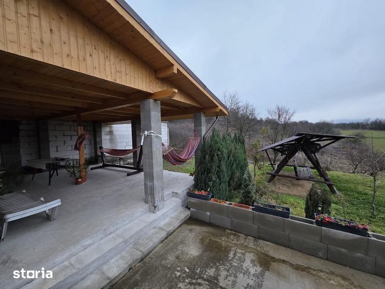 Casă cu 4 camere cu Teren 1600 Mp în Hărău