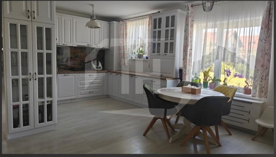 Apartament cu 3 camere semidecomandat, mobilat în Europa