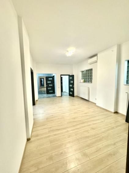 Apartament cu 4 camere semidecomandat în Romană