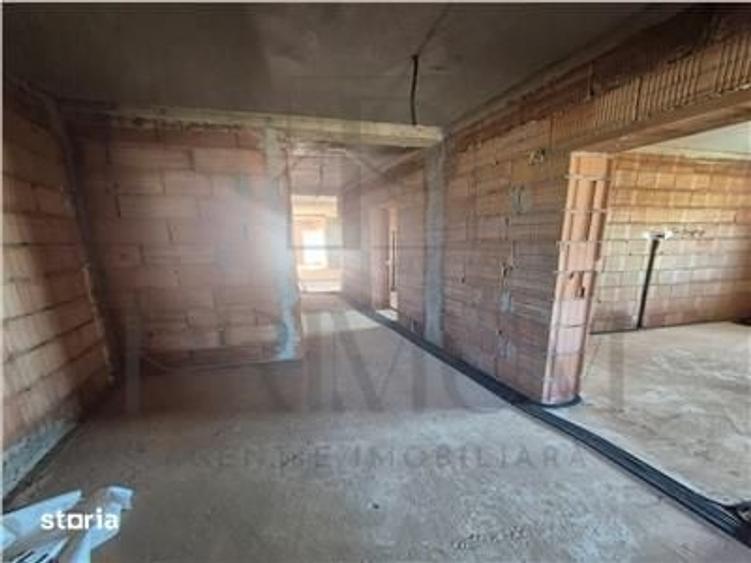 Casă cu 4 camere cu Teren 300 Mp în Central