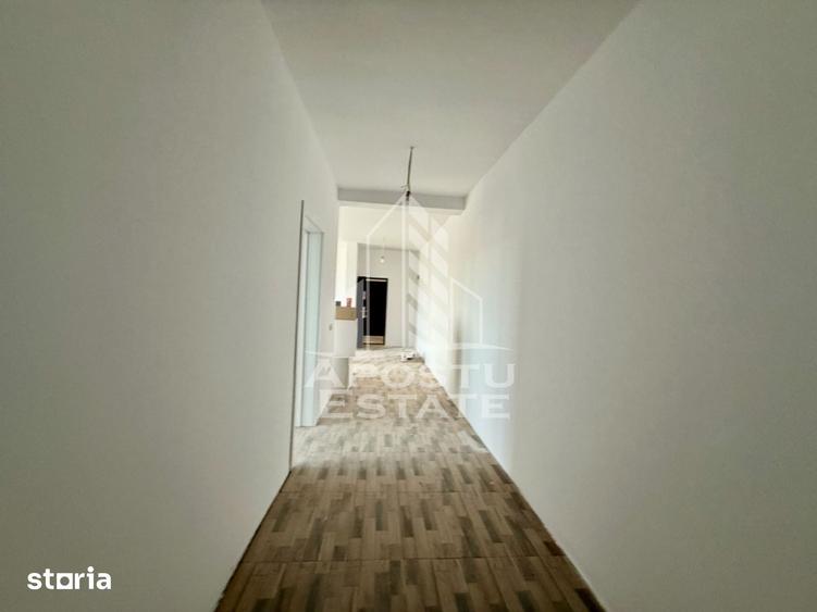 Apartament cu 3 camere în Plopi