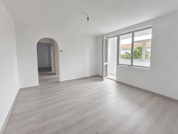 Apartament cu 3 camere semidecomandat în Dărmănești