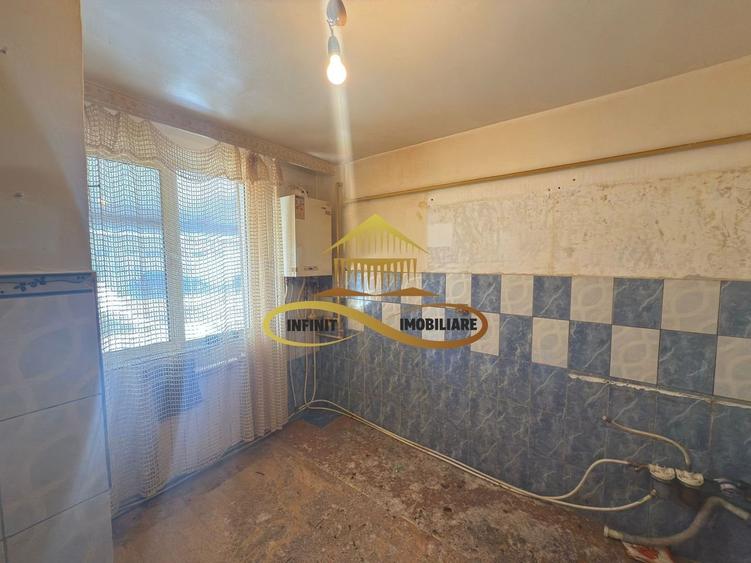 De vanzare apartament 3 camere Roman Neamt - 12