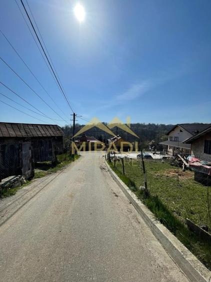Casă individuală cu 5 camere cu Teren 1990 Mp în Adunați