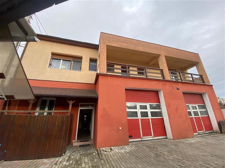 Casa cu 4 camere+spatiu comercial de vanzare in Unirii - 1
