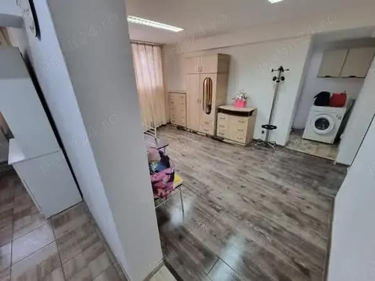 A 34 Proprietarul vinde apart 2 cam demisol strada George Bacovia mobilat ,utilat ,cu centrala ,, - 8